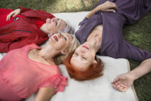 close-up-femmes-mures-en-plein-air